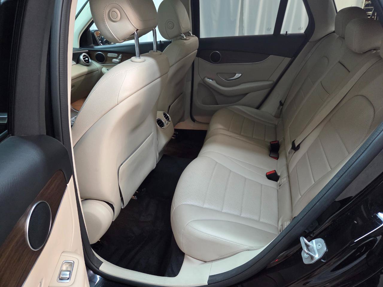 Used 2020 Mercedes-Benz GLC 300 4MATIC w/ Parking Assistance Package image 16