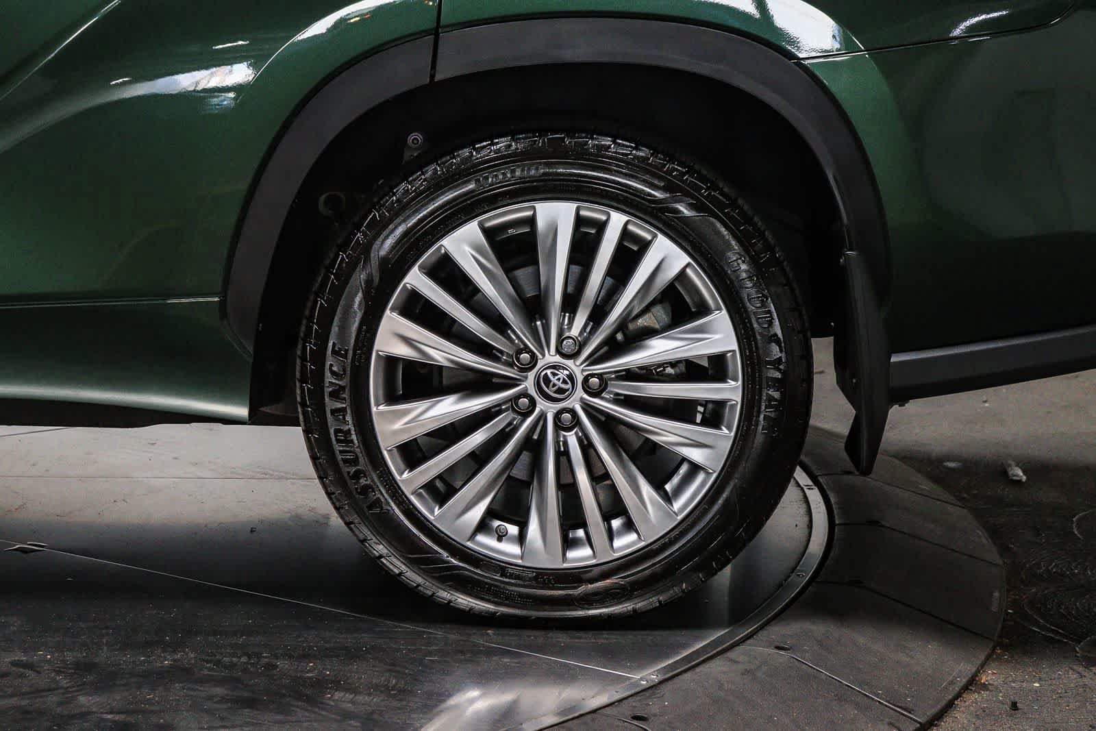 Used 2023 Toyota Highlander Platinum FWD image 10
