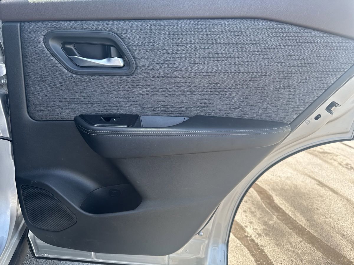 Used 2023 Nissan Rogue SV image 38