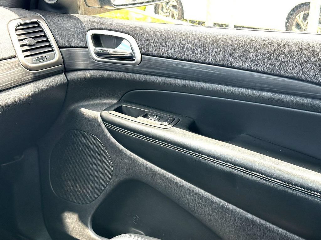 Used 2020 Jeep Grand Cherokee Altitude RWD image 28