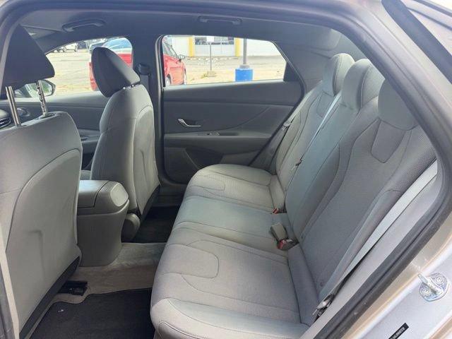 Used 2022 Hyundai Elantra SE FWD image 21