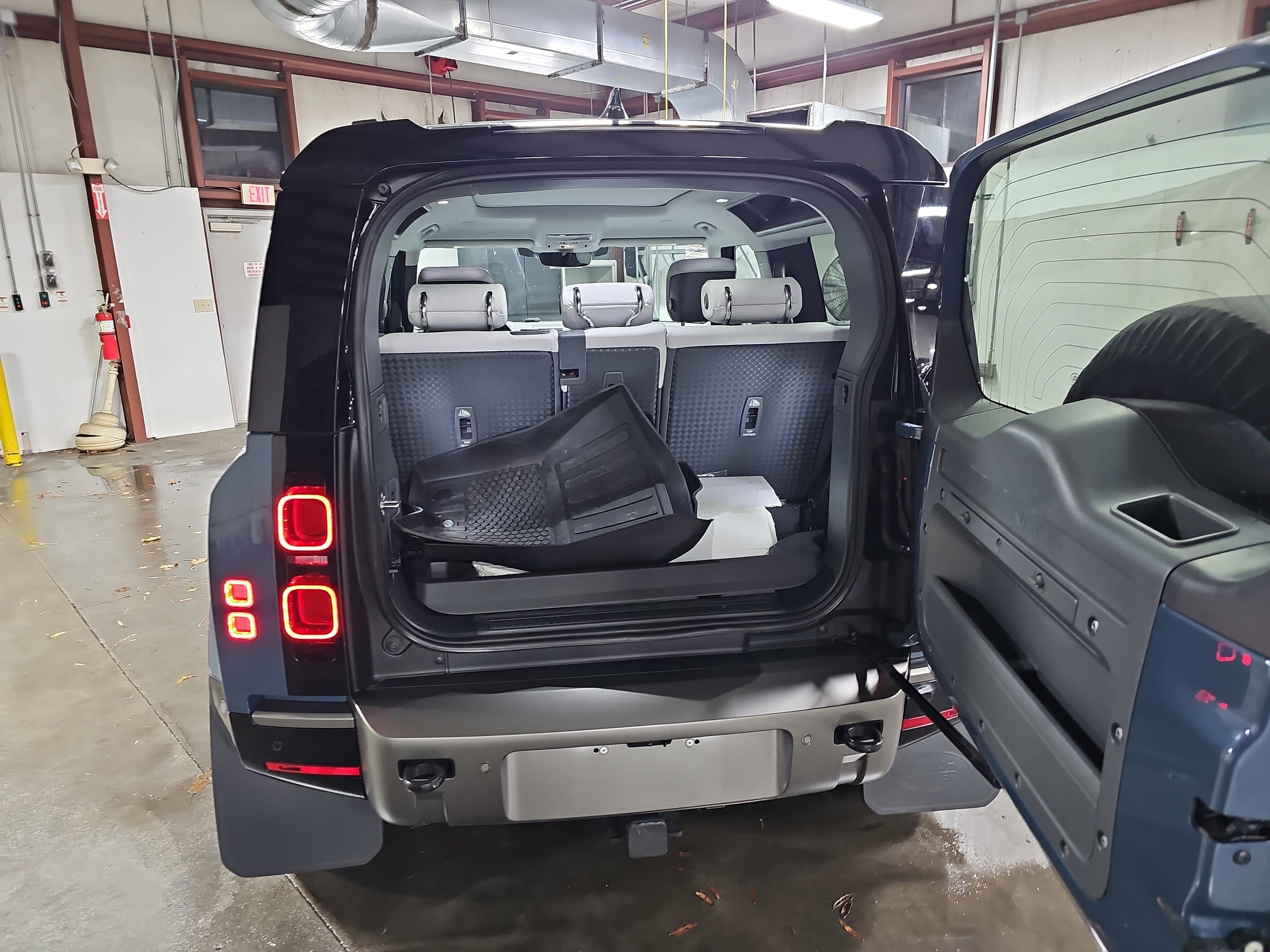 Used 2025 Land Rover Defender 90 X-Dynamic SE image 13