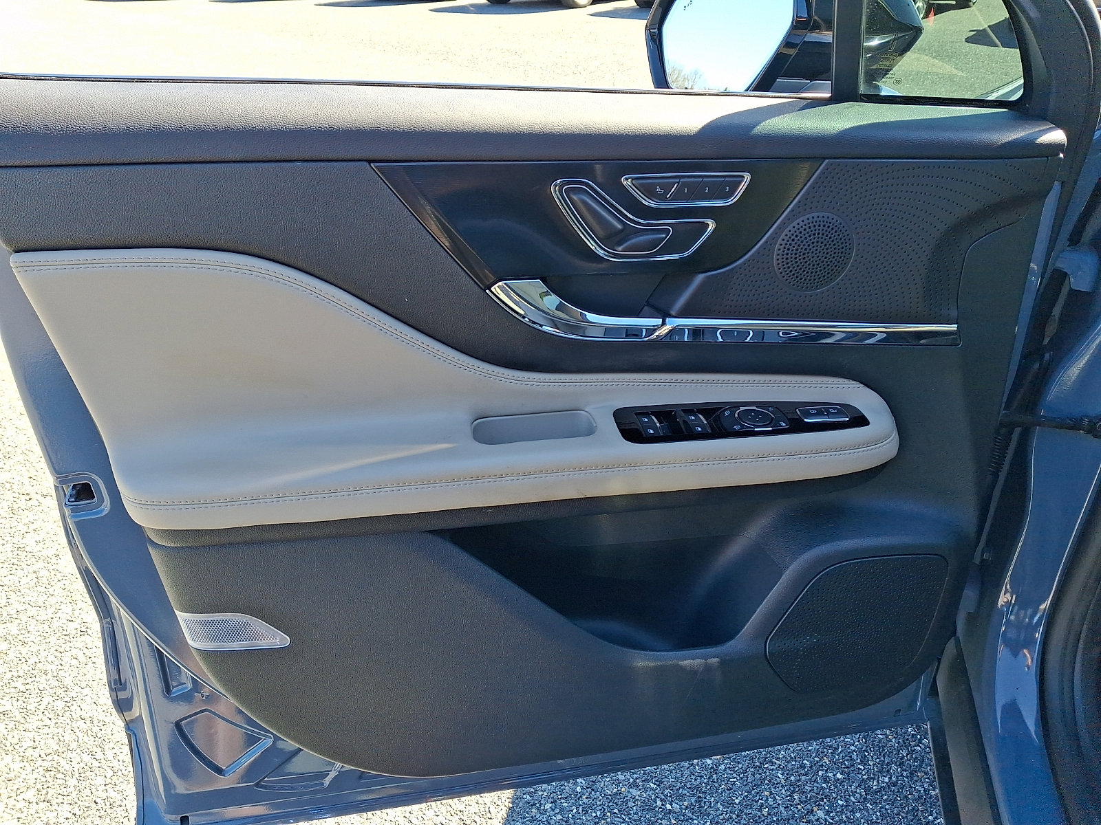 Used 2025 Lincoln Corsair Reserve image 12