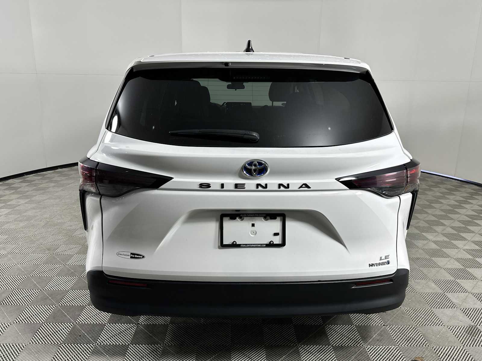Used 2024 Toyota Sienna LE FWD image 7