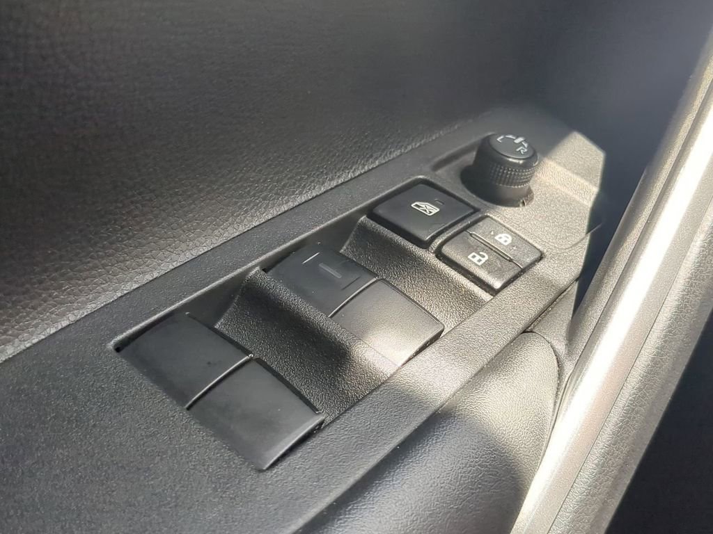 Used 2022 Toyota Corolla Cross XLE image 22