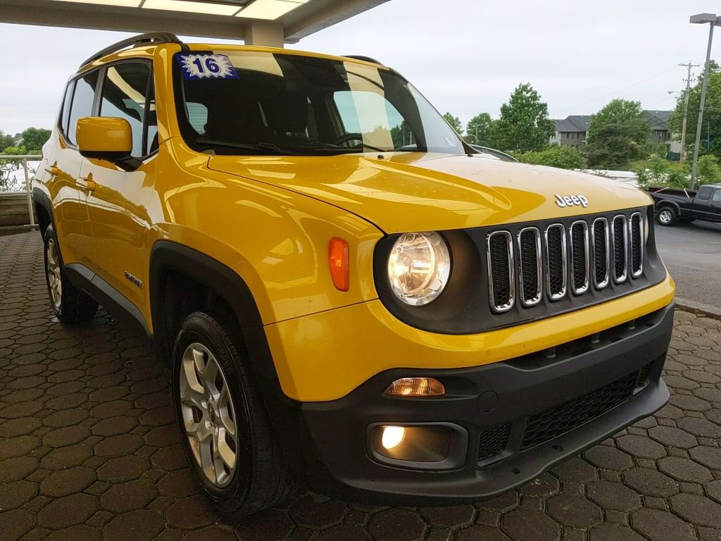 Used 2016 Jeep Renegade Latitude w/ Popular Equipment Group AWD/4WD image 4