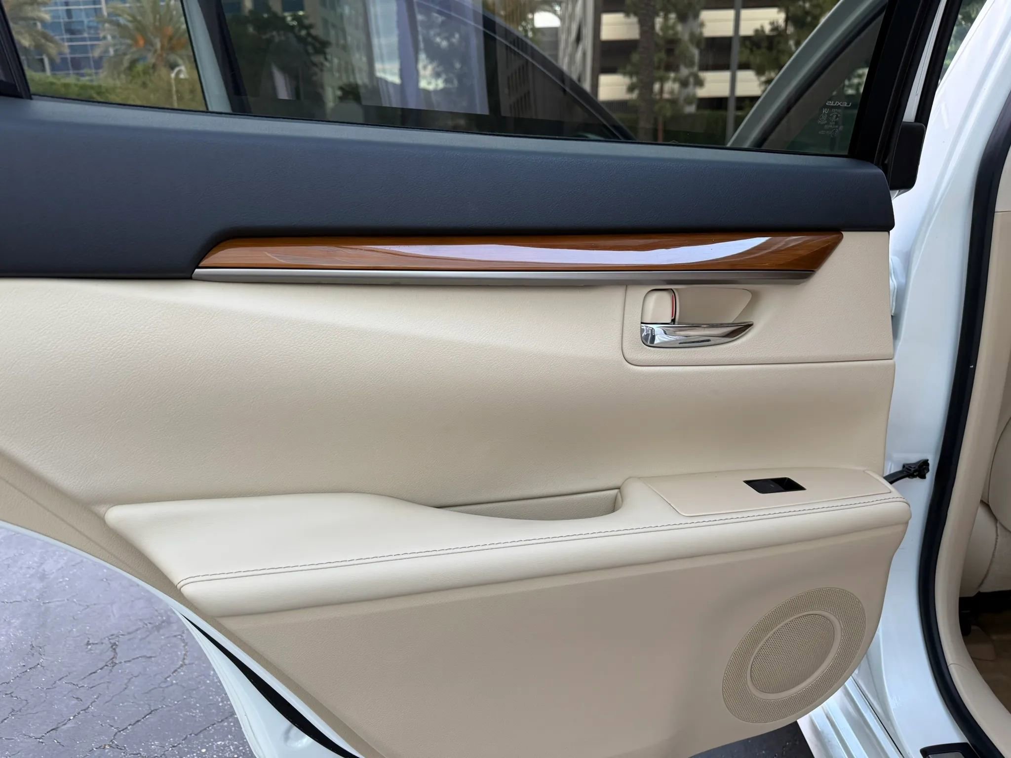 Used 2015 Lexus ES 300h w/ Navigation System Package FWD image 13