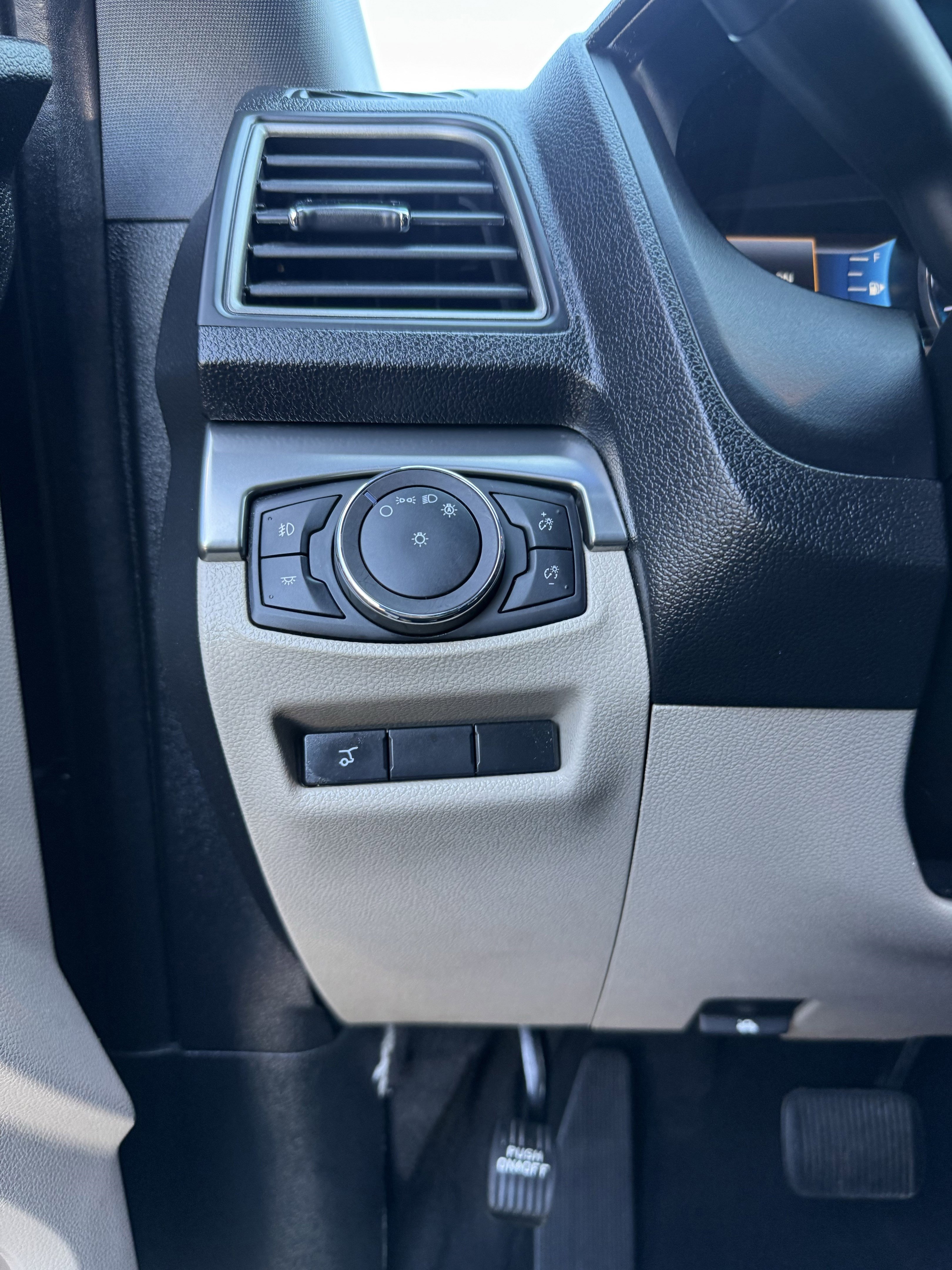 Used 2019 Ford Explorer XLT w/ Equipment Group 202A image 29