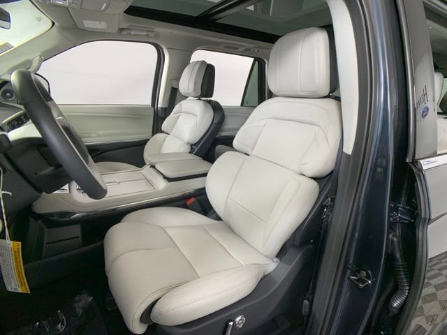 New 2025 Lincoln Navigator Reserve image 21
