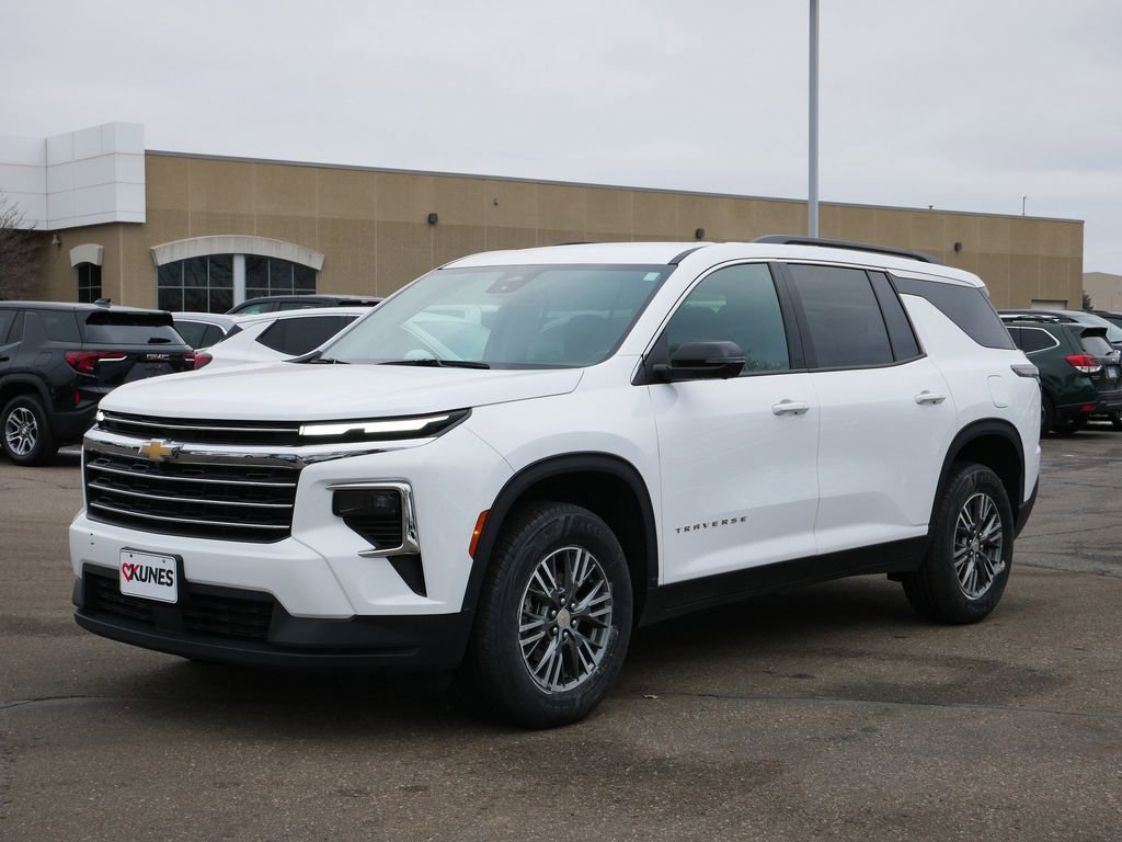 Used 2024 Chevrolet Traverse LT image 3