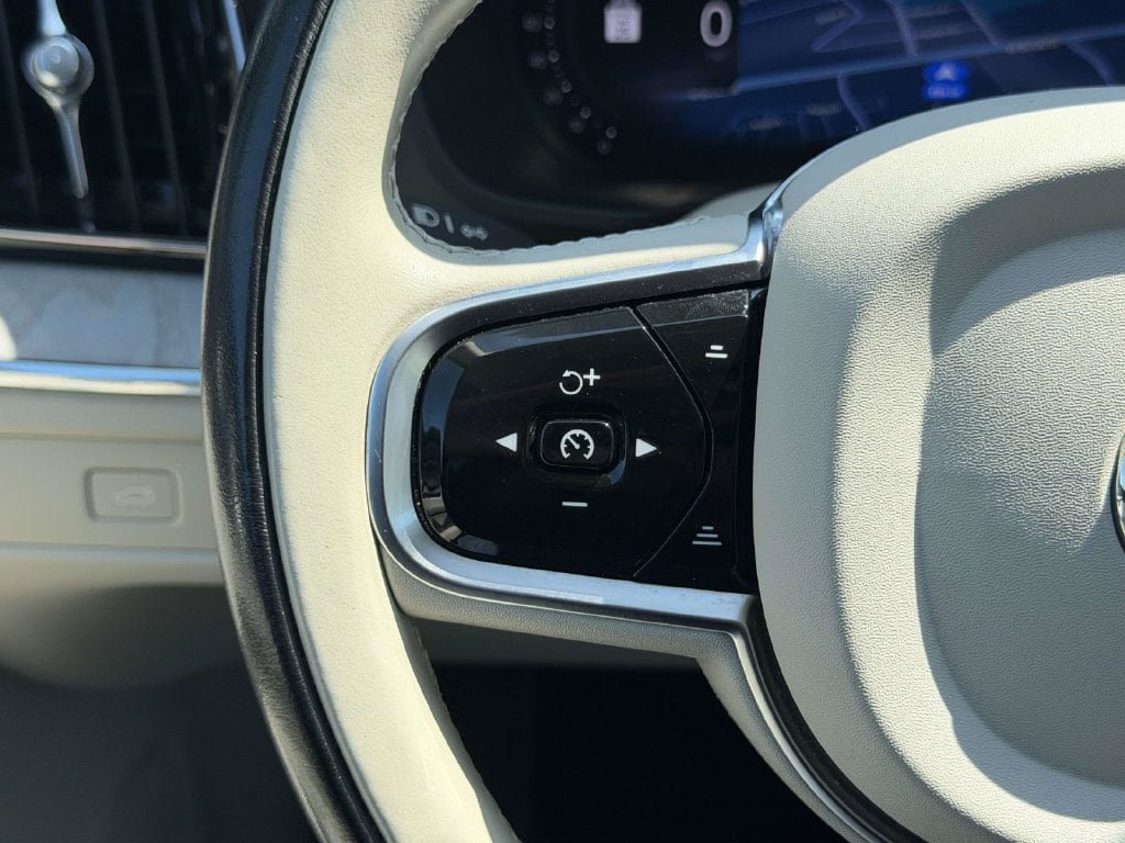 Used 2024 Volvo XC60 B5 Plus AWD/4WD image 9
