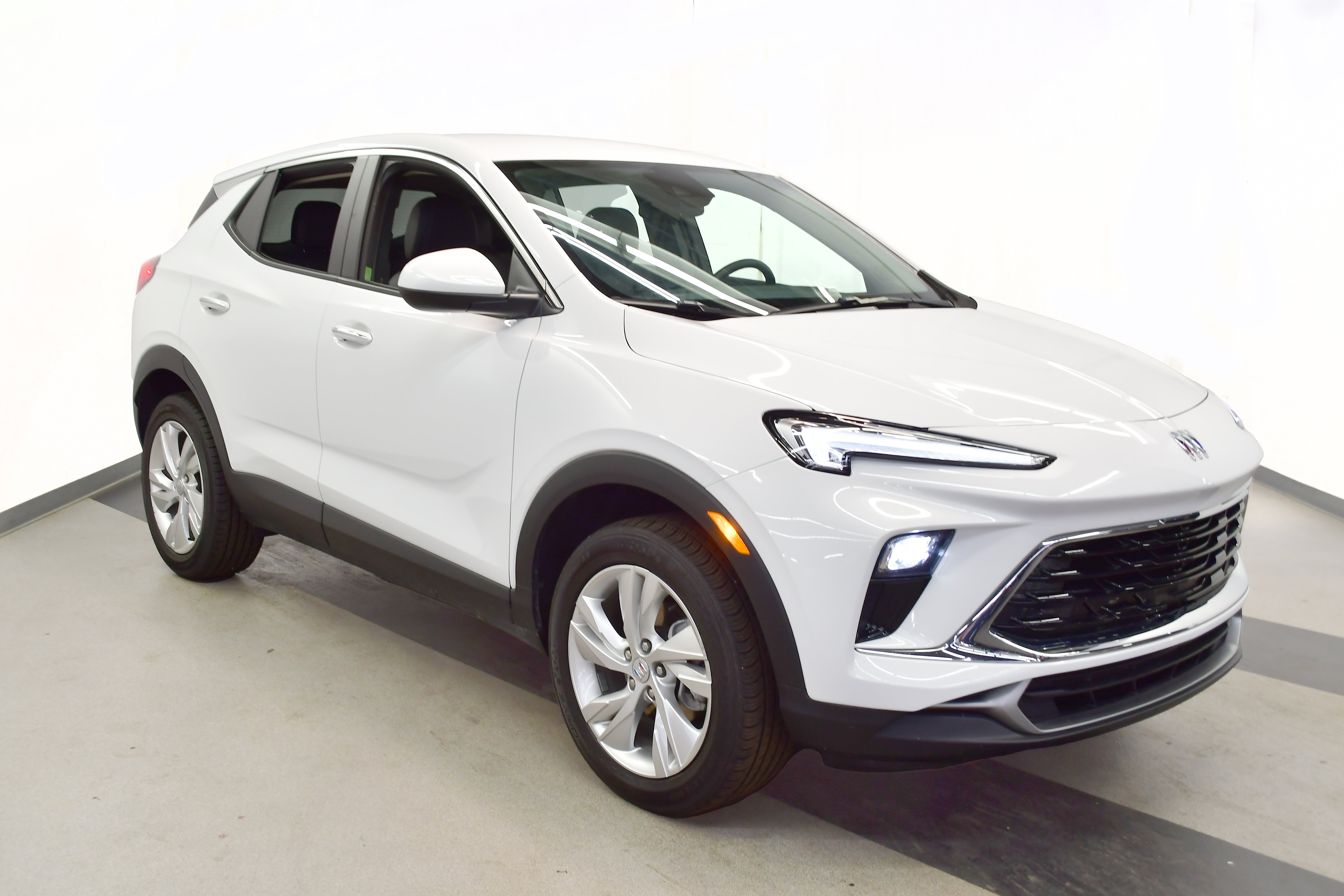Used 2025 Buick Encore GX Preferred AWD/4WD image 2