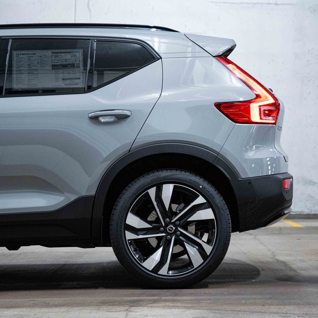 New 2026 Volvo XC40 B5 Plus w/ Climate Package AWD/4WD image 4