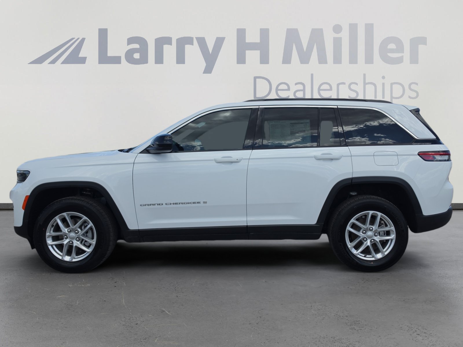 Used 2025 Jeep Grand Cherokee Laredo X w/ Trailer Tow Package AWD/4WD image 2