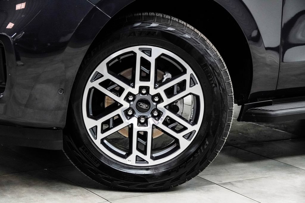 Used 2025 Ford Expedition Active AWD/4WD image 3