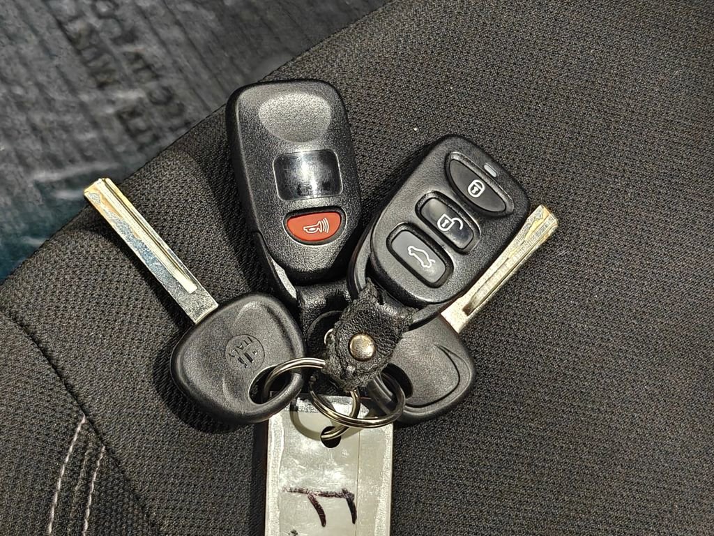 Used 2016 Hyundai Veloster image 16