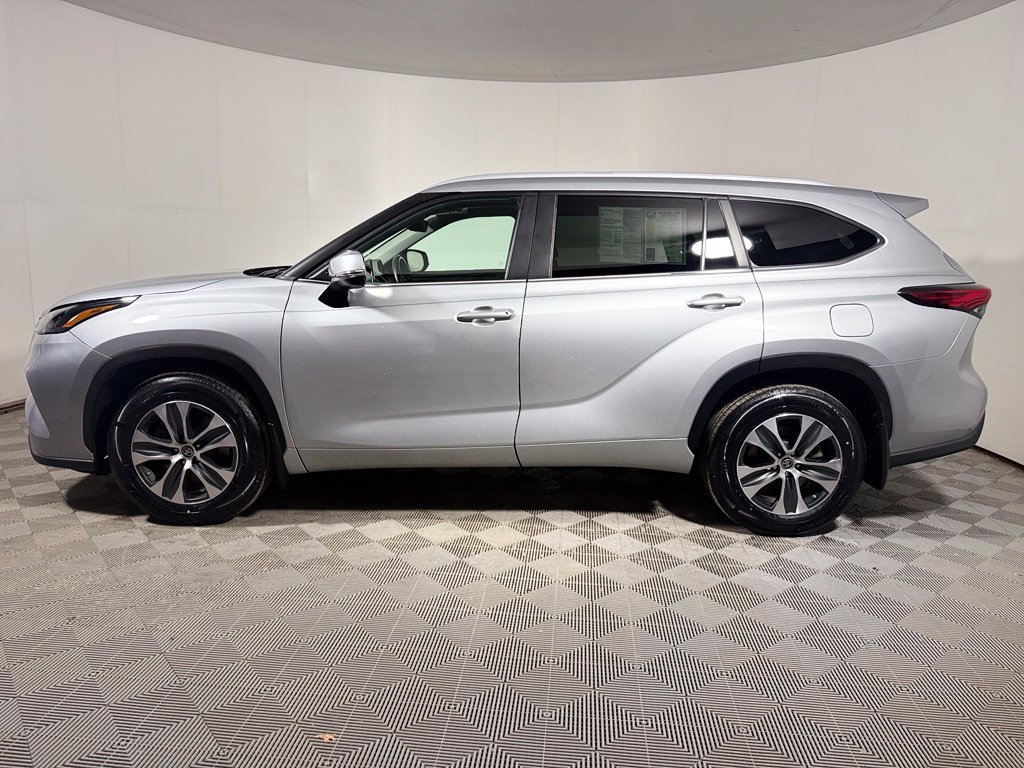 Used 2023 Toyota Highlander XLE AWD/4WD image 3