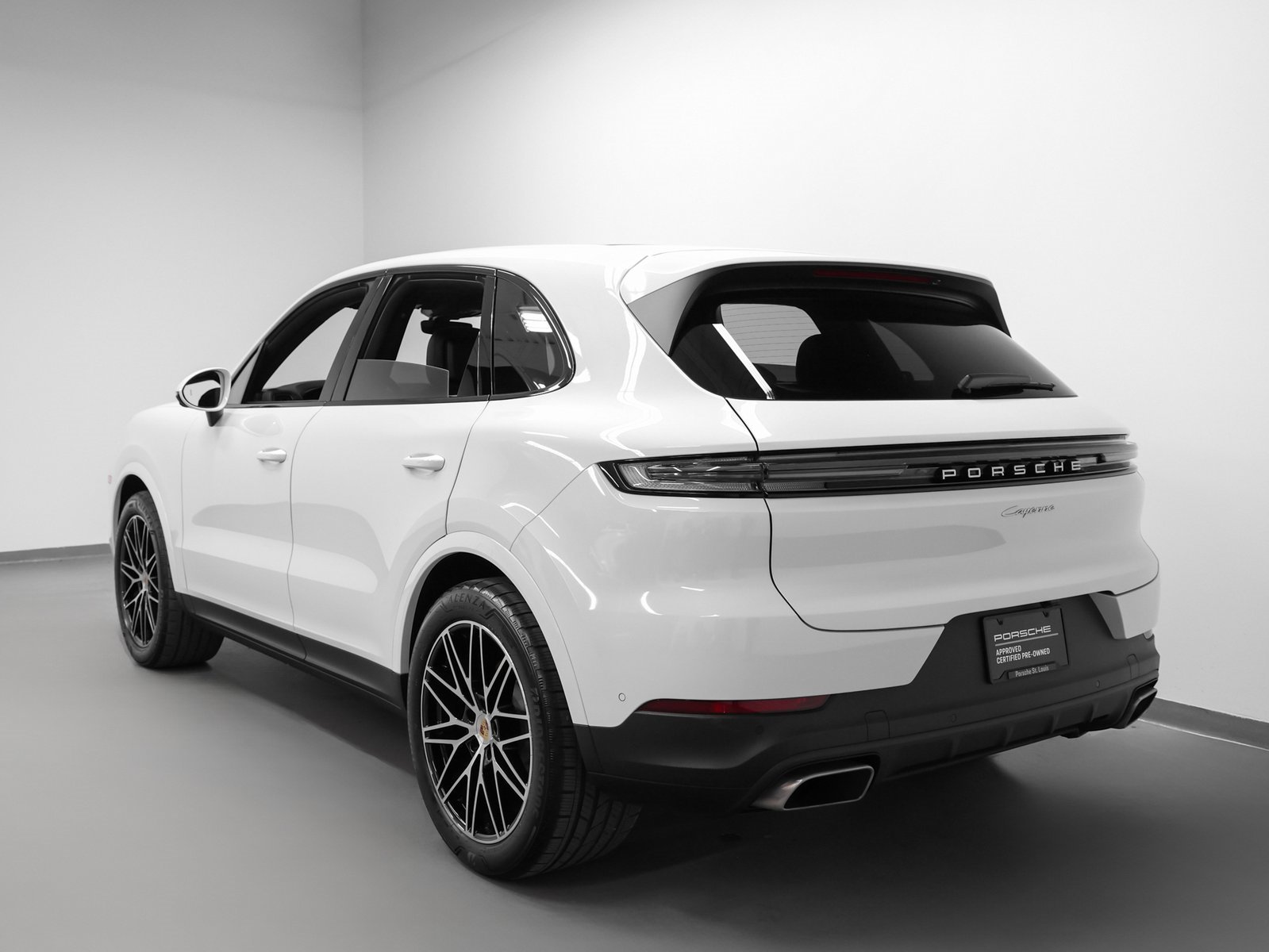 Used 2024 Porsche Cayenne image 3