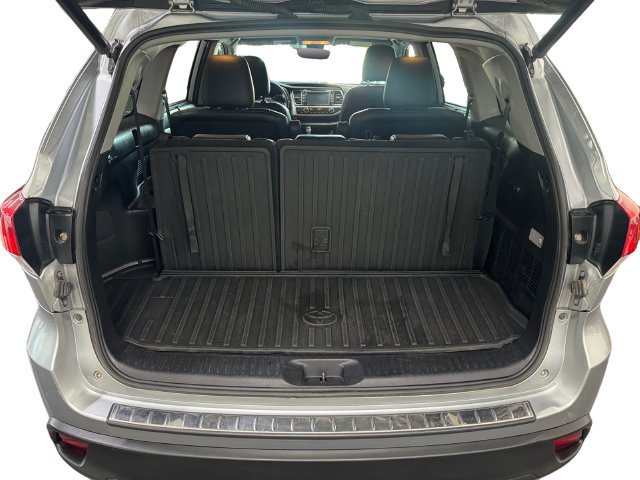 Used 2019 Toyota Highlander XLE AWD/4WD image 15