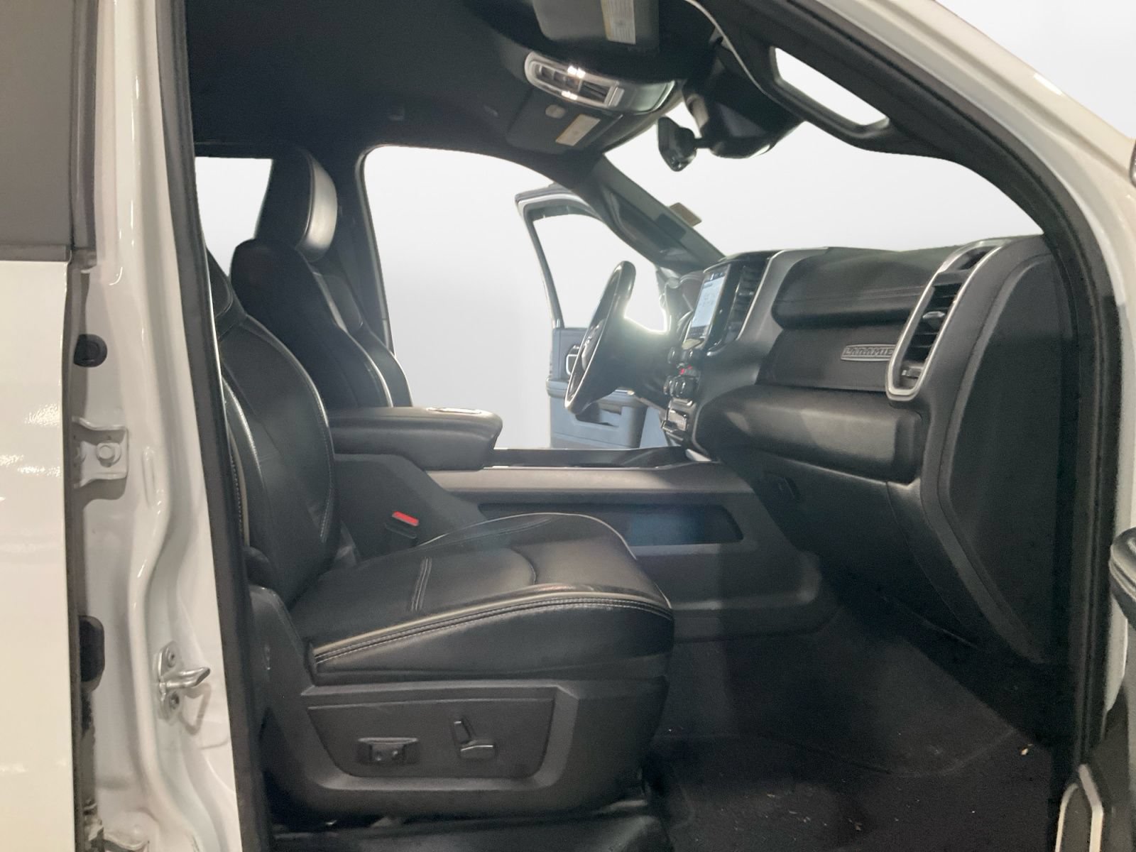 Used 2022 RAM 3500 Laramie AWD/4WD image 15