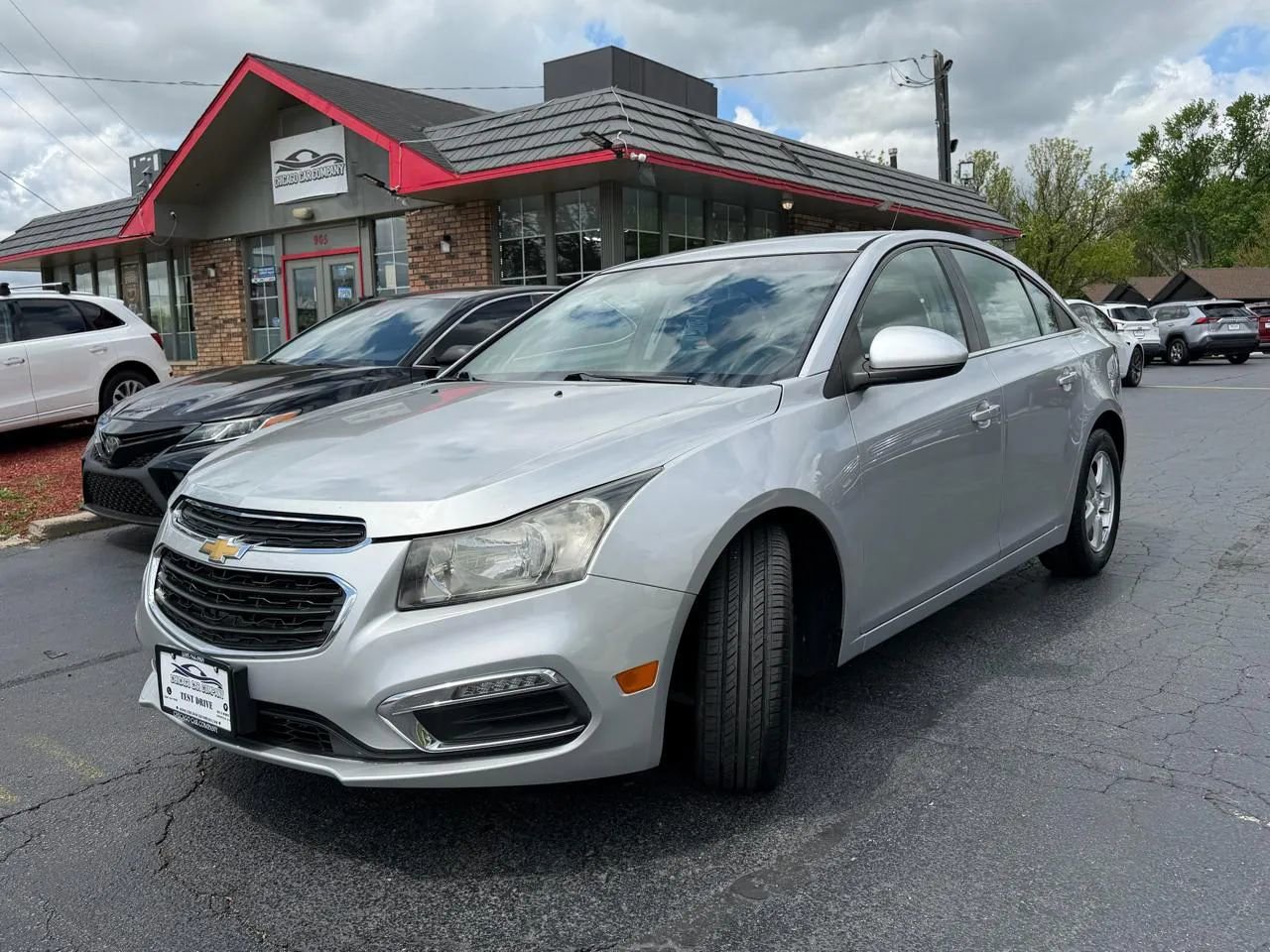 Used 2016 Chevrolet Cruze LT w/ Technology Package FWD image 4