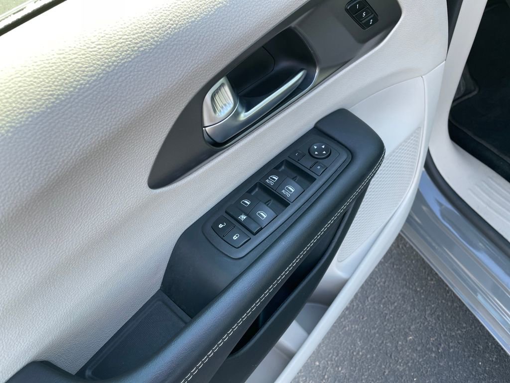Used 2023 Chrysler Pacifica Touring-L image 11