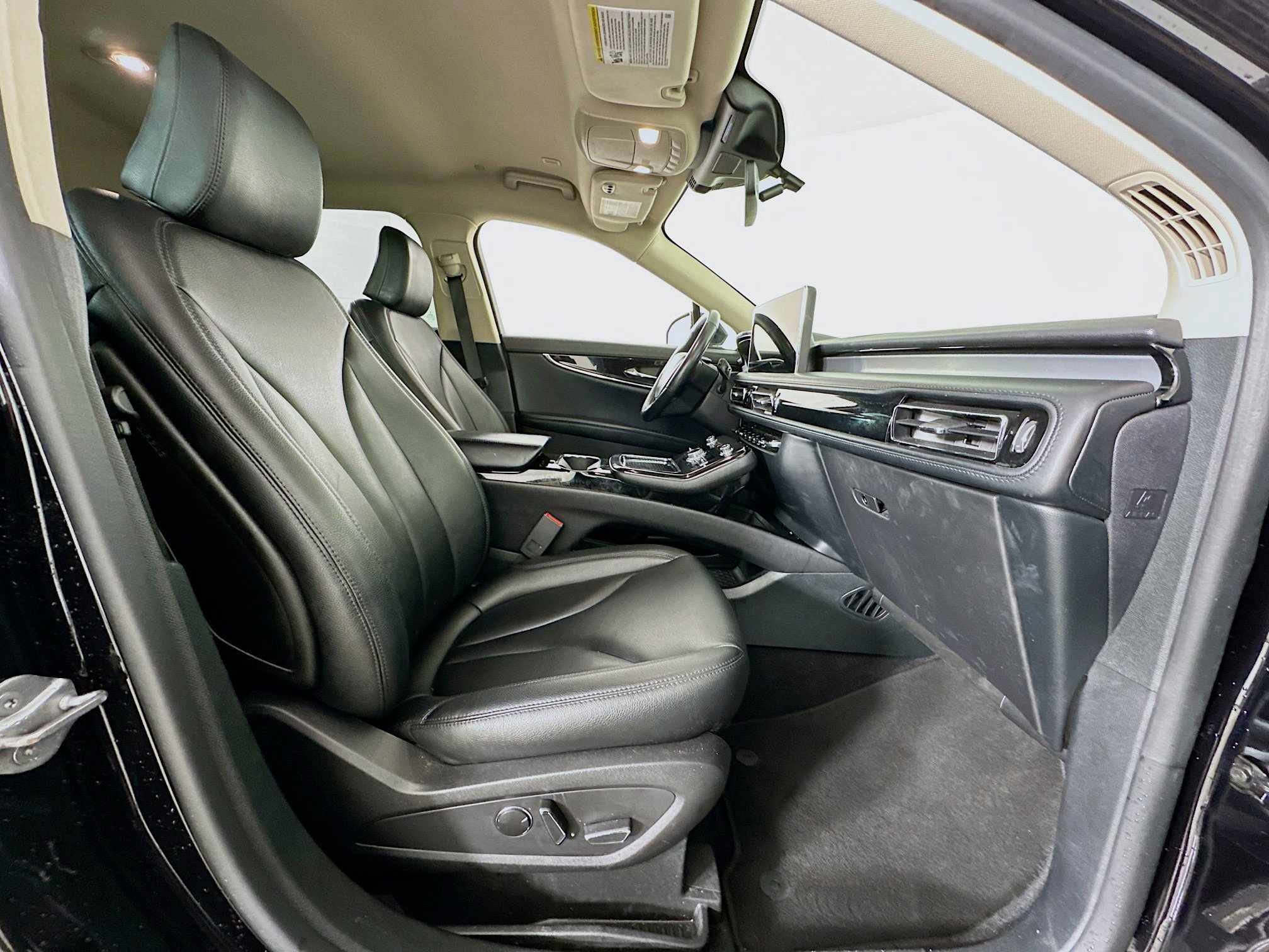 Used 2023 Lincoln Nautilus FWD w/ Premium Package image 31