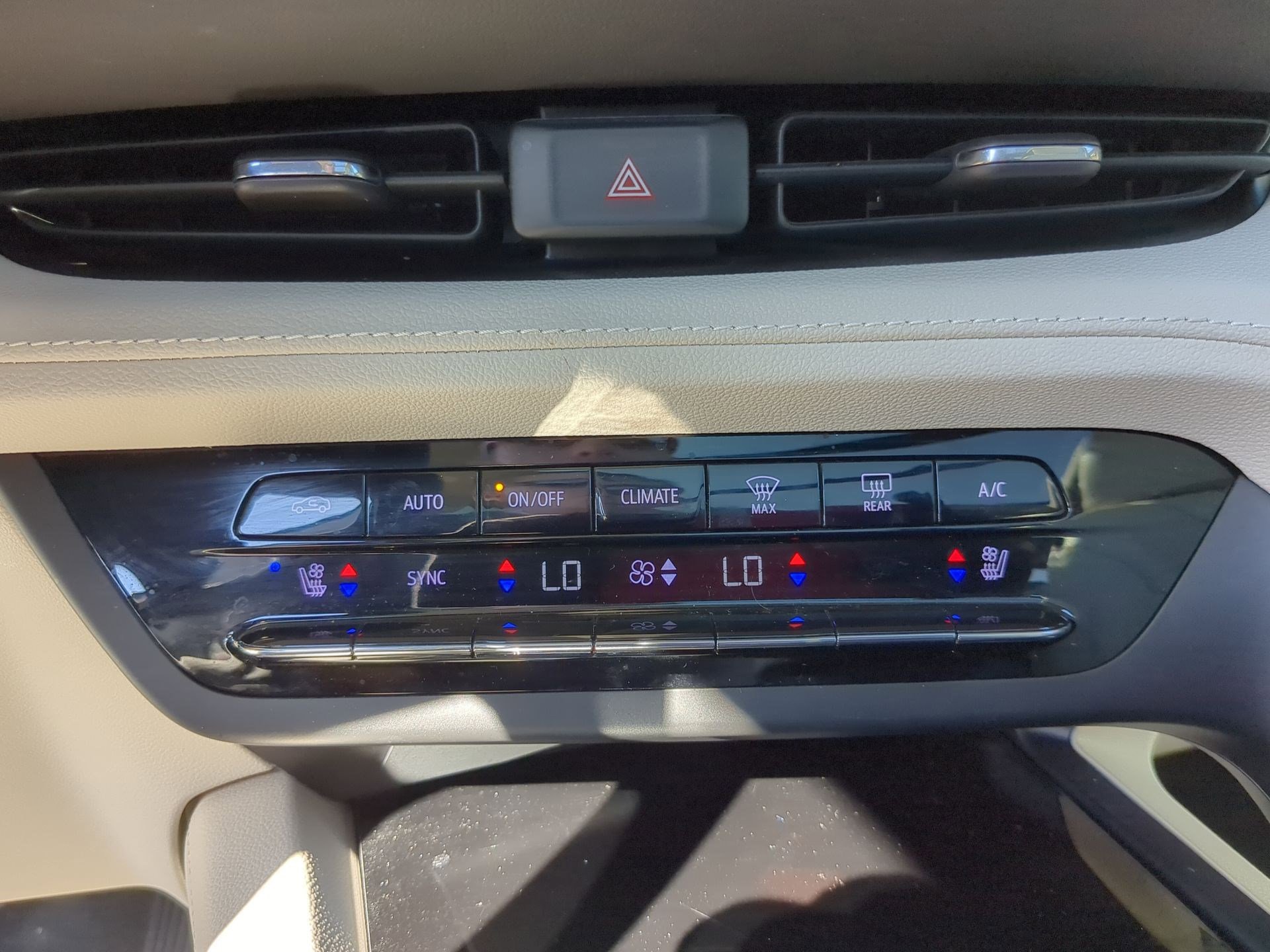 Used 2021 Buick Envision Avenir w/ Technology Package II FWD image 19