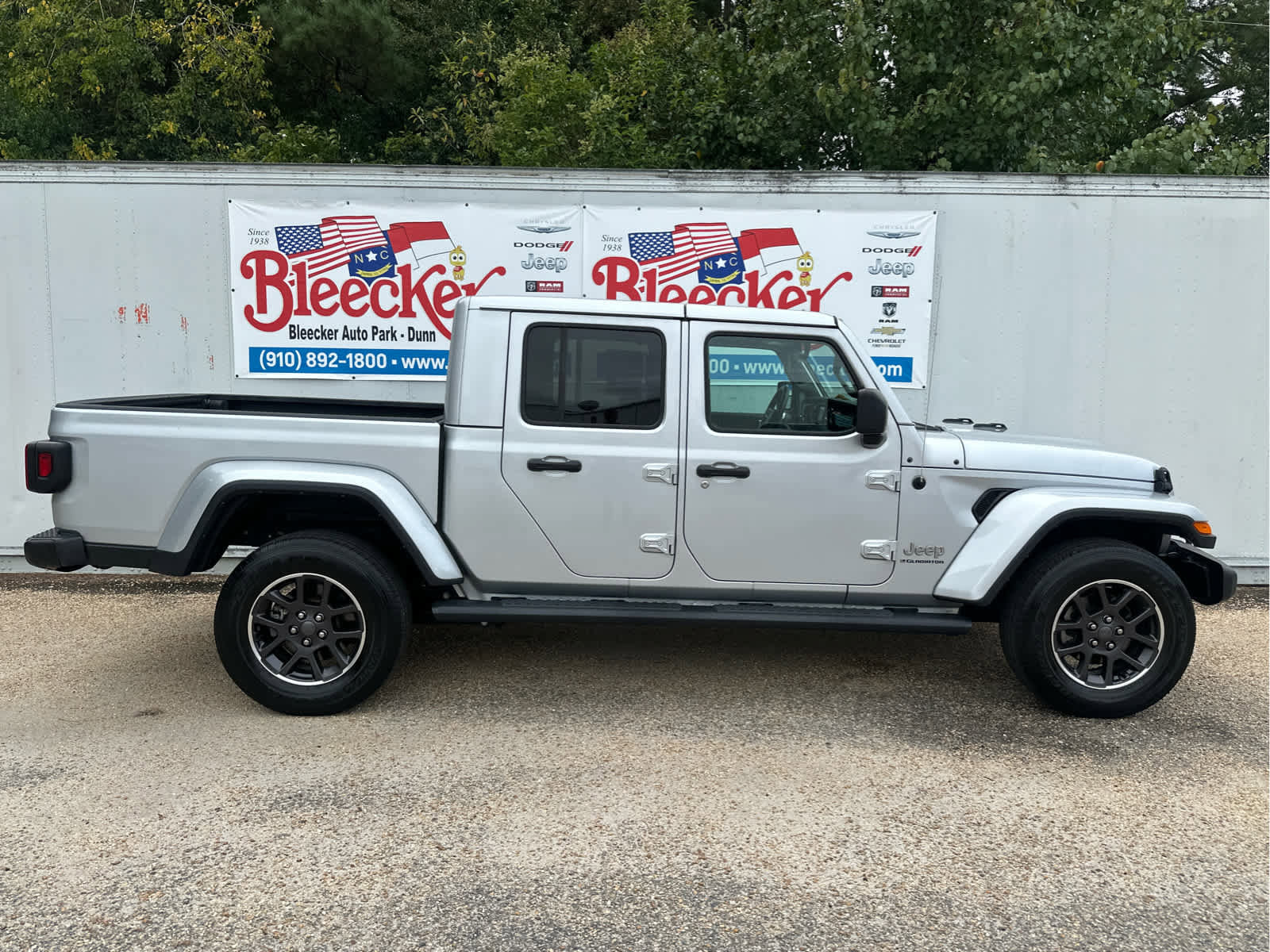 Used 2023 Jeep Gladiator Overland AWD/4WD image 2