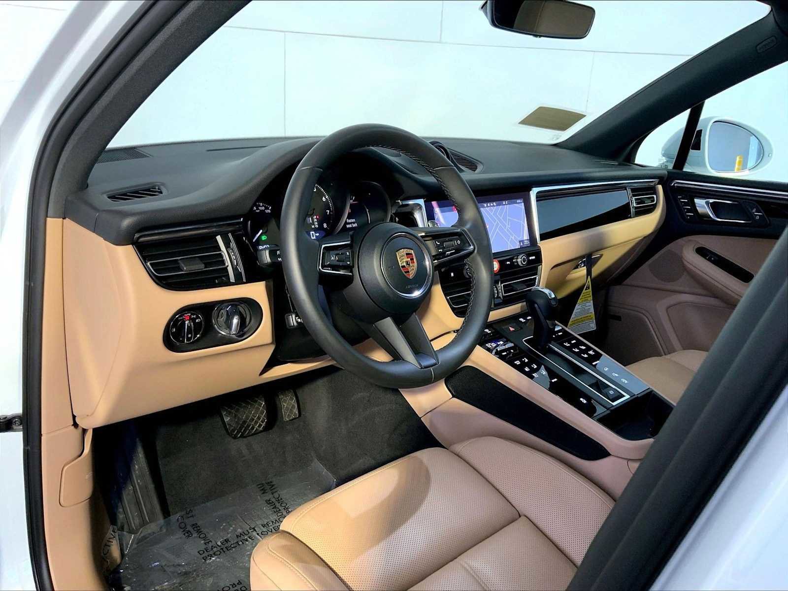 Certified 2026 Porsche Macan AWD/4WD image 4