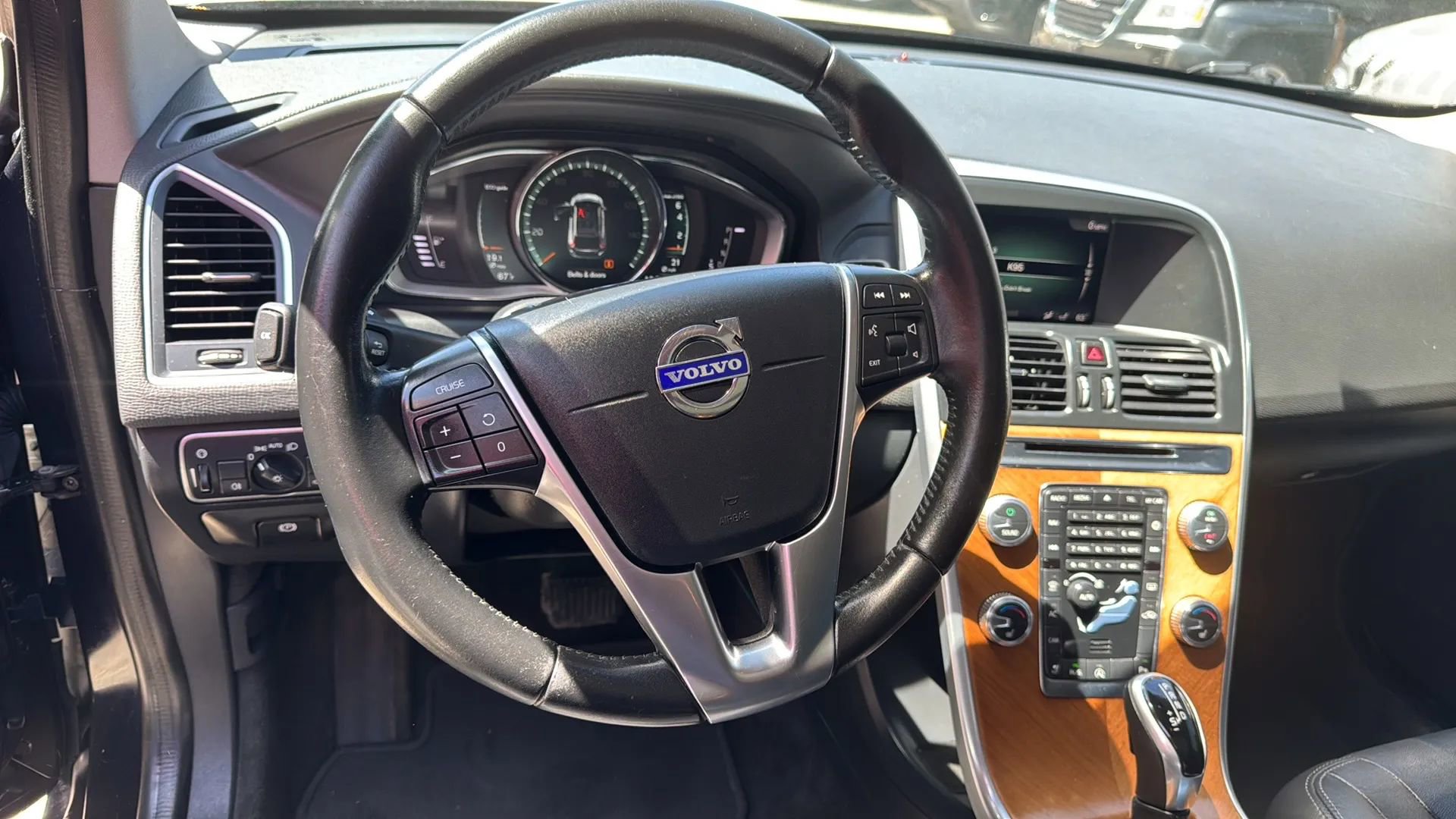 Used 2017 Volvo XC60 T5 Inscription w/ Preferred Option Package AWD/4WD image 9