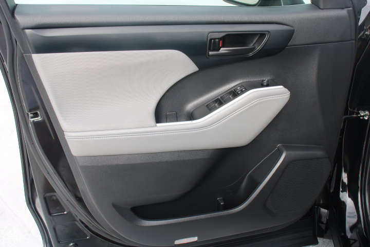Used 2022 Toyota Highlander LE AWD/4WD image 9