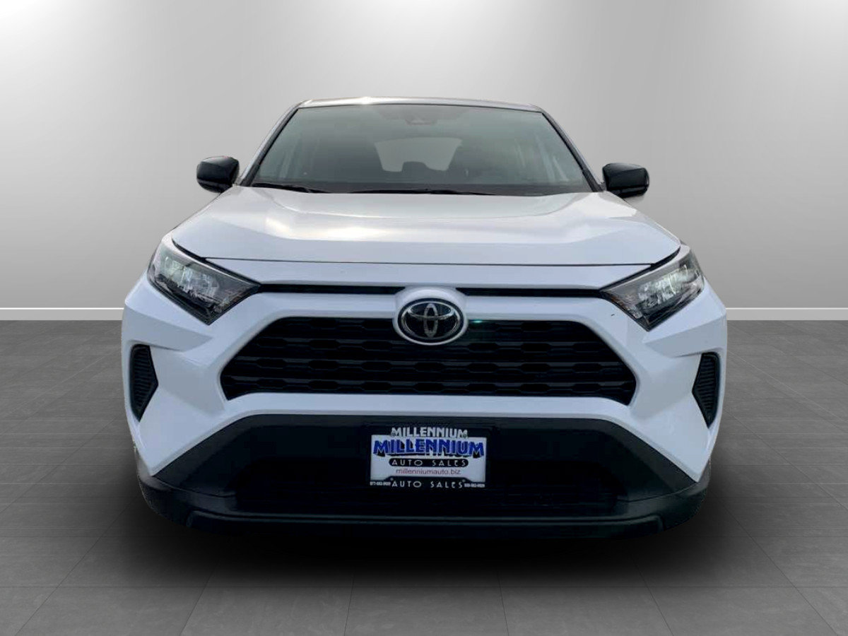 Used 2022 Toyota RAV4 LE AWD/4WD image 2
