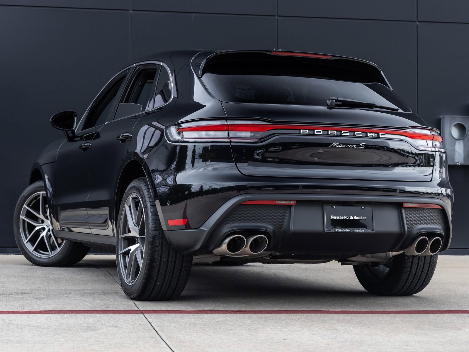 Certified 2022 Porsche Macan S image 3