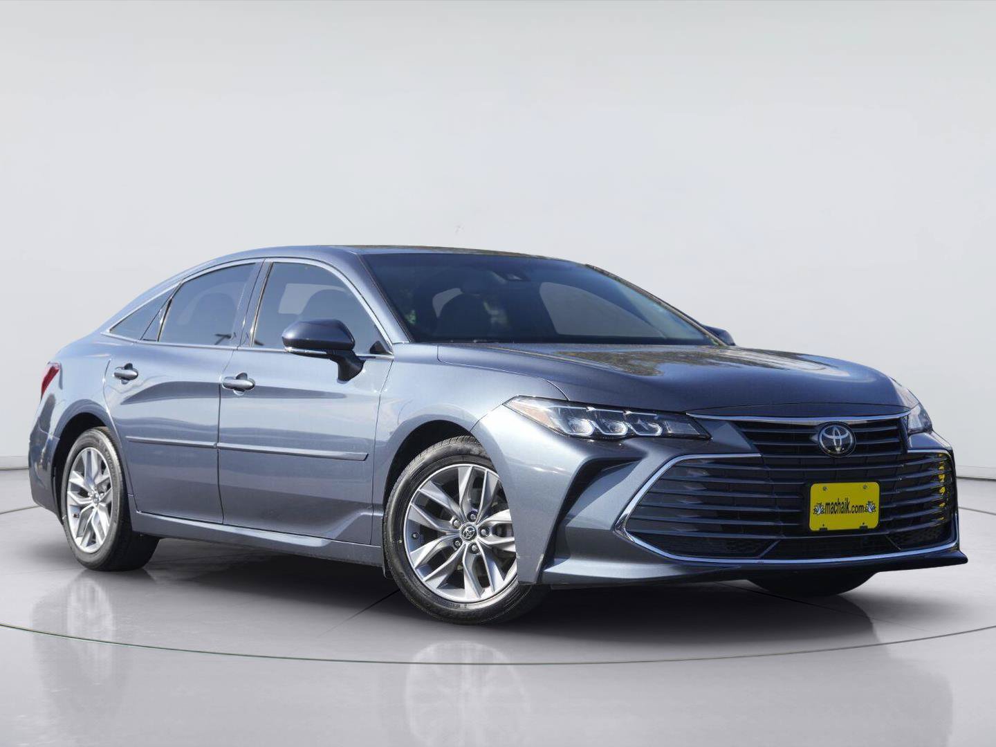Used 2019 Toyota Avalon XLE w/ Moonroof Package FWD image 2