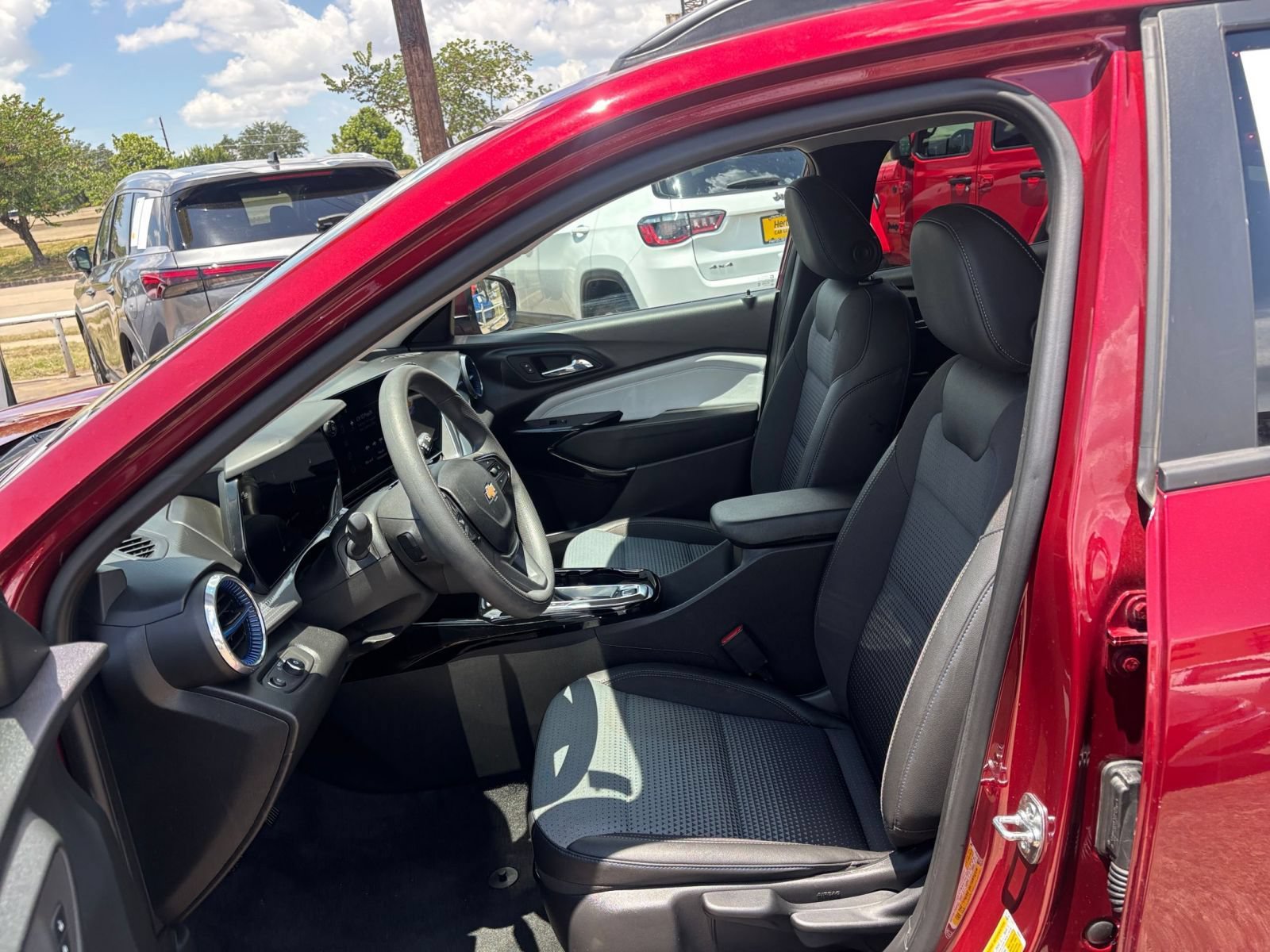 Used 2025 Chevrolet Trax LT FWD image 25