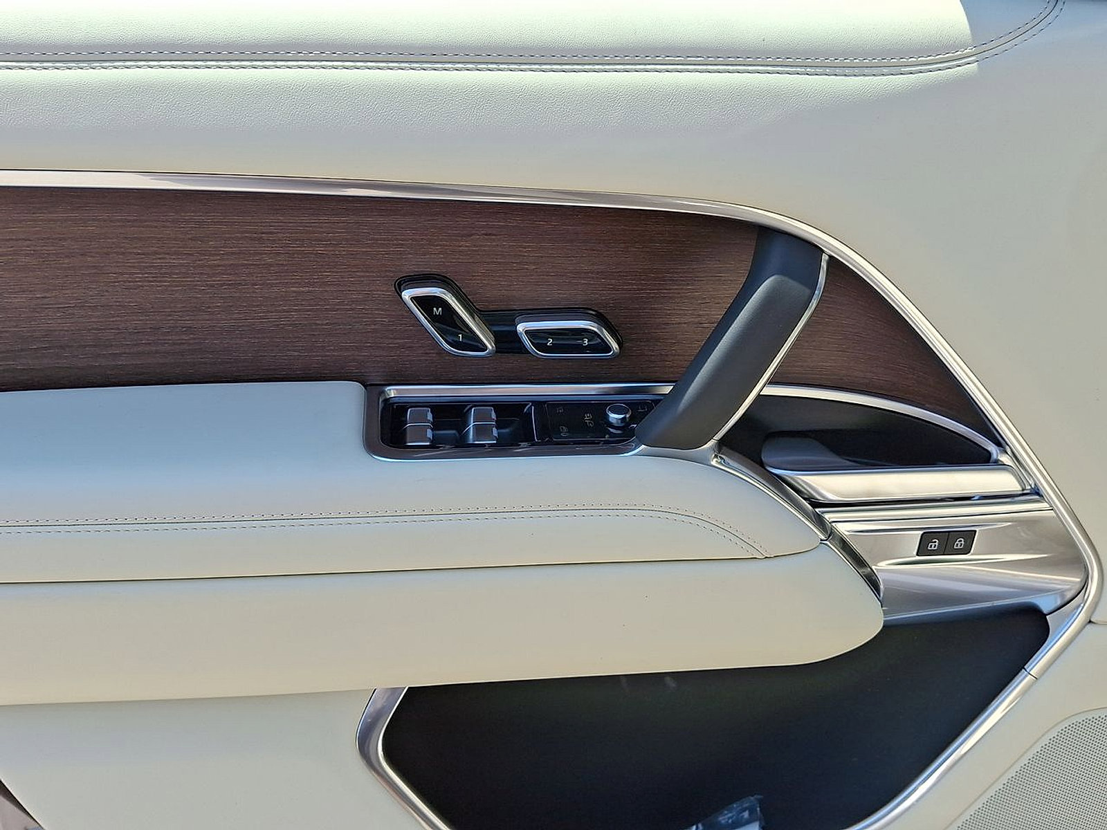 New 2025 Land Rover Range Rover SE image 18