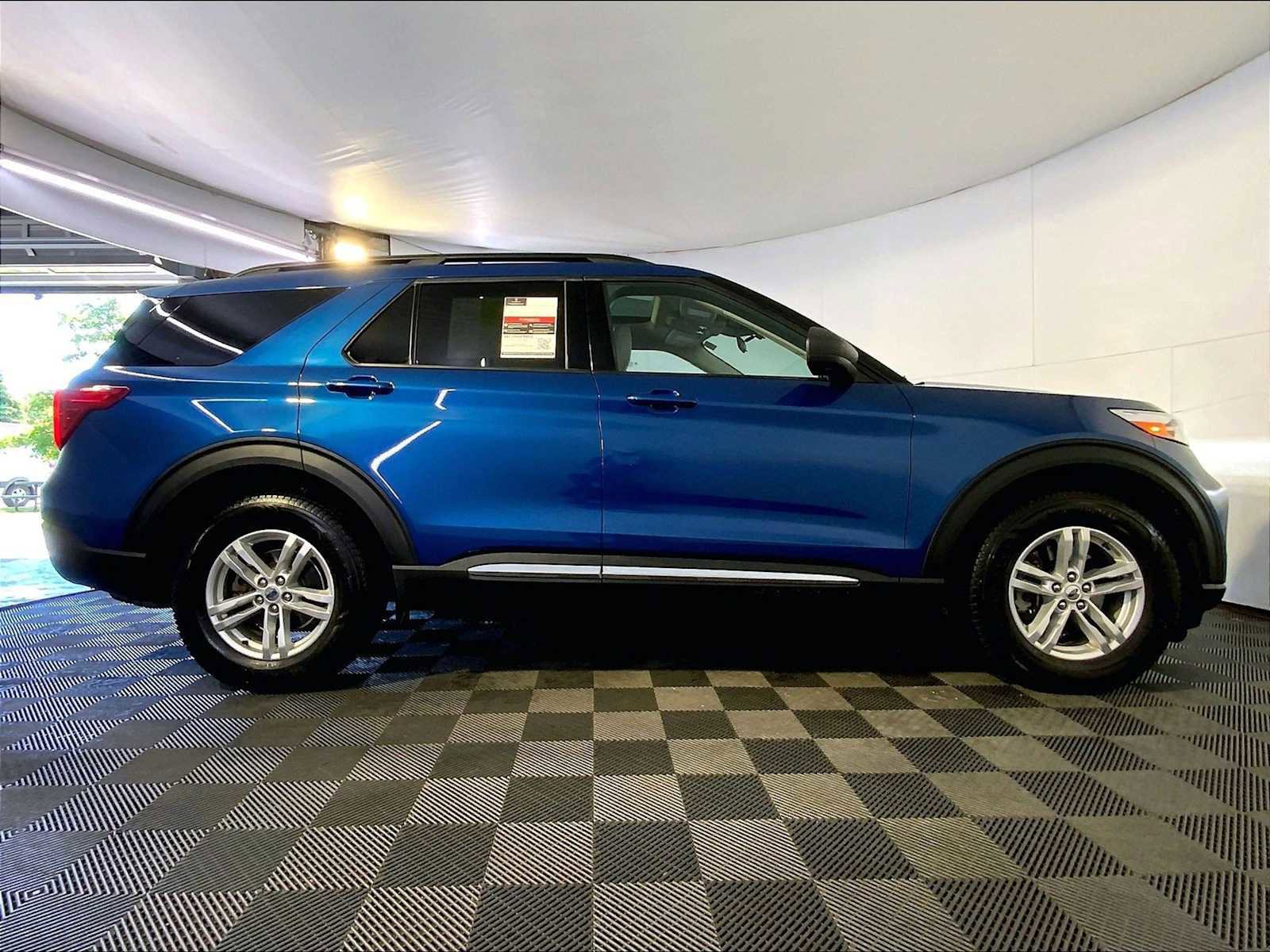 Used 2021 Ford Explorer XLT w/ Equipment Group 202A AWD/4WD image 8