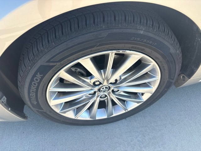 Used 2017 Toyota Avalon Limited w/ All Weather Liner Package FWD image 9