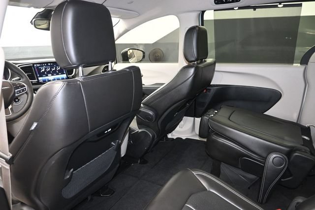 Used 2024 Chrysler Pacifica Touring-L FWD image 11