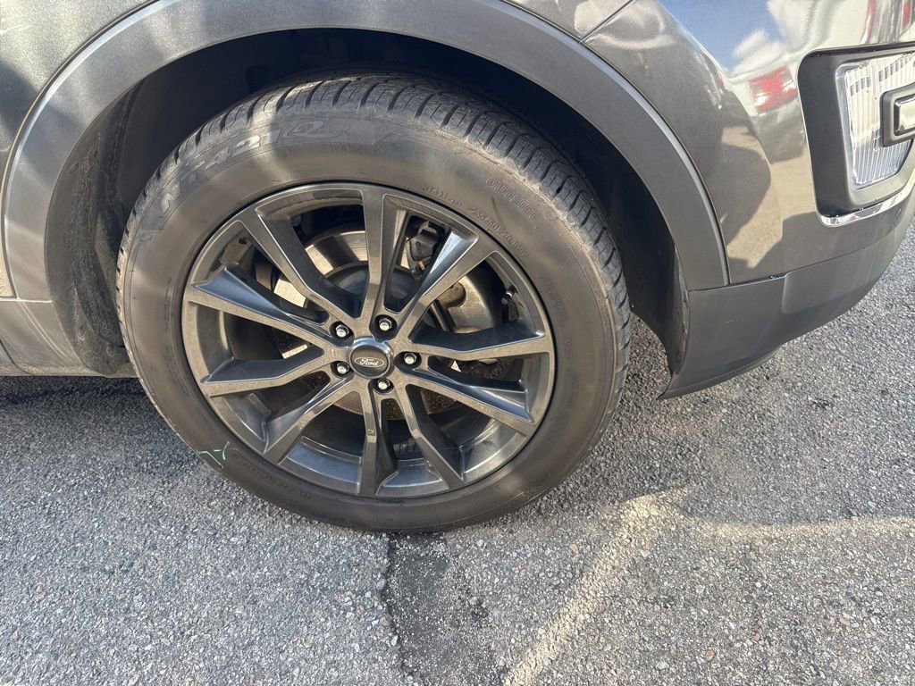 Used 2017 Ford Explorer XLT w/ Equipment Group 202A image 4