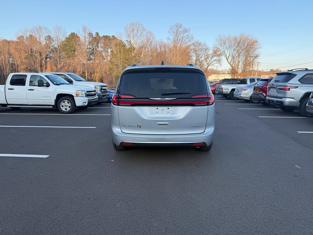Used 2023 Chrysler Pacifica Limited w/ Uconnect Theater Family Group image 6