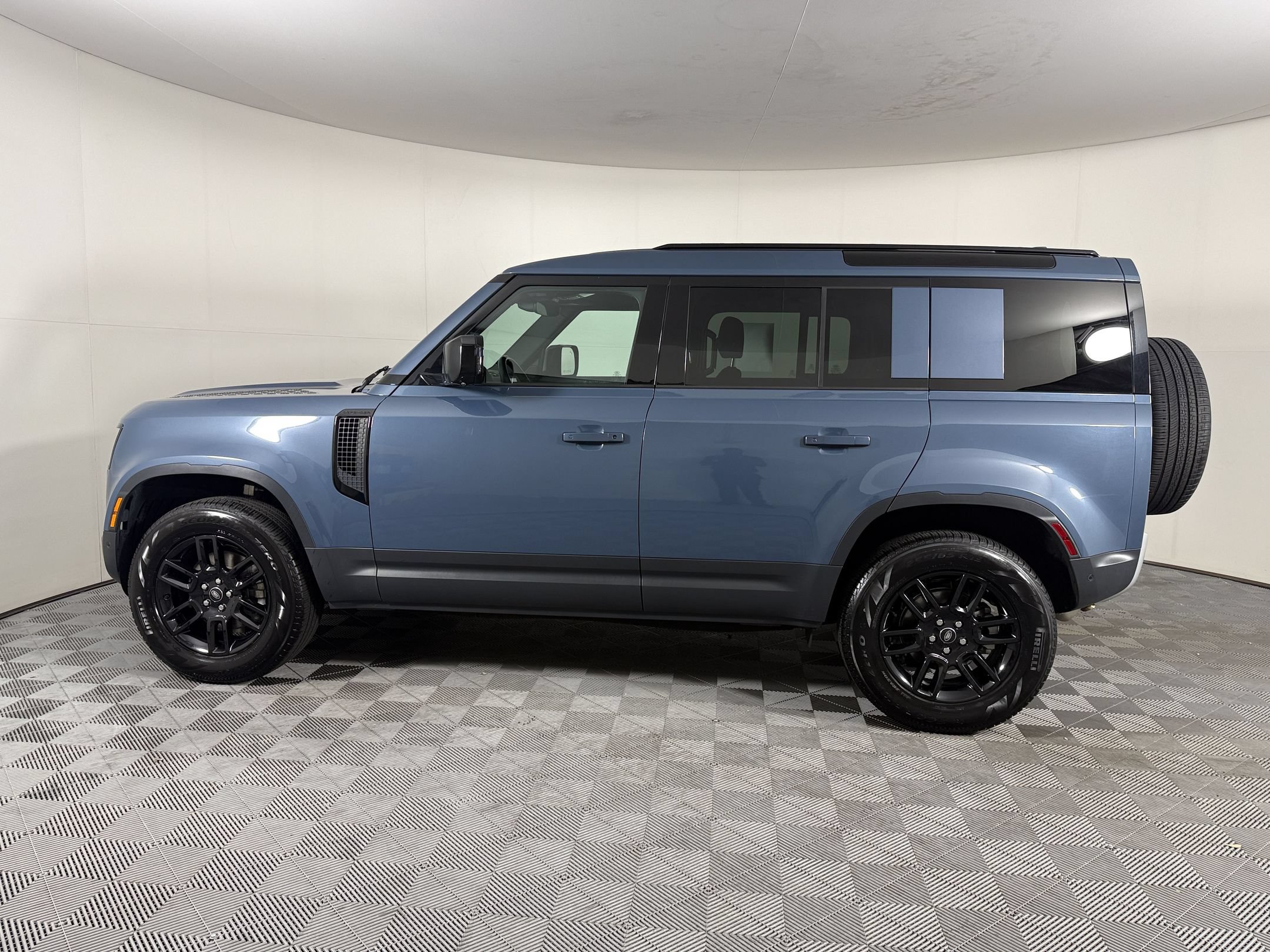 Used 2025 Land Rover Defender 110 S AWD/4WD image 2