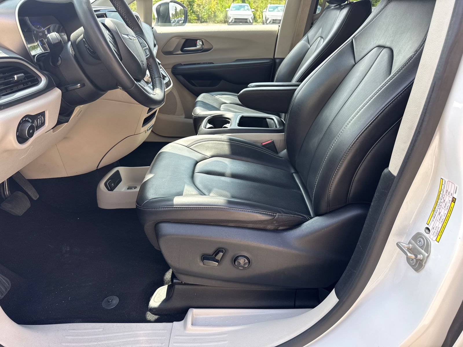 Used 2023 Chrysler Pacifica Touring-L FWD image 9