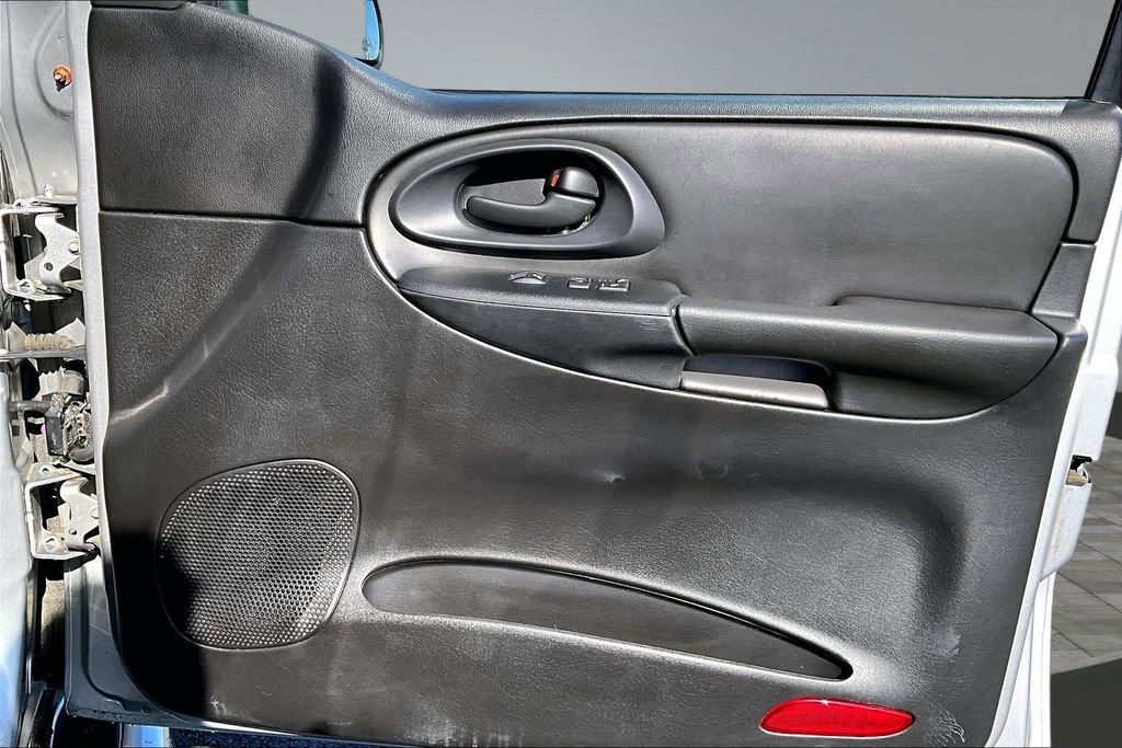 Used 2008 Chevrolet TrailBlazer SS w/ Sun And 6-Disc Cd Package image 23