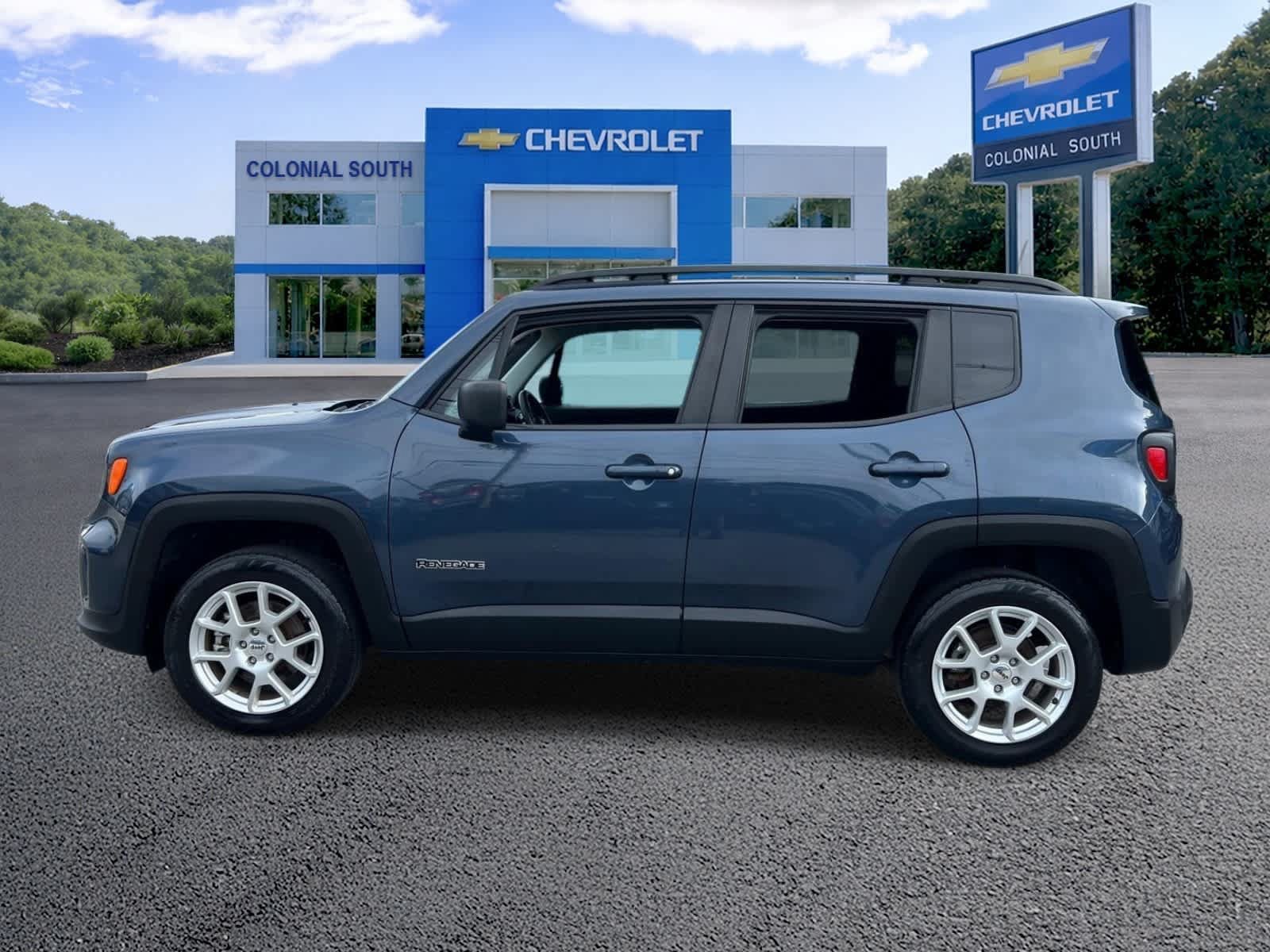 Used 2022 Jeep Renegade Latitude w/ Convenience Group AWD/4WD image 3