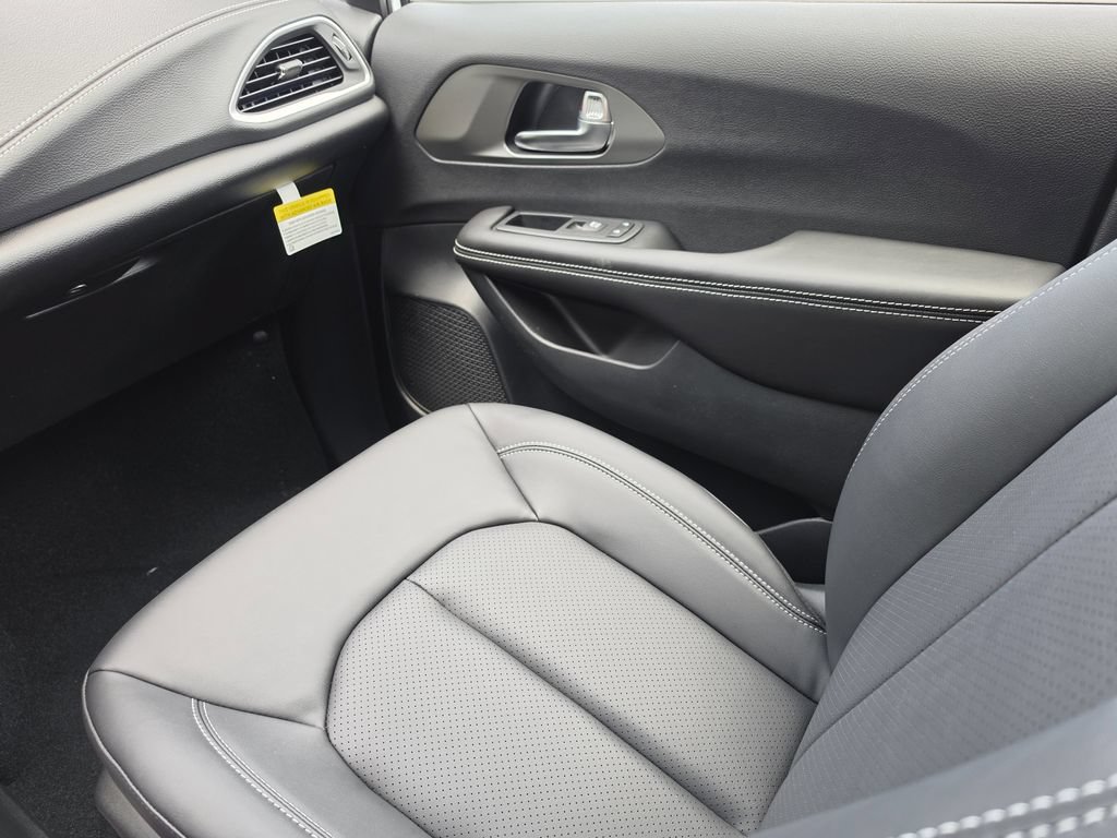 New 2027 Chrysler Pacifica Select w/ Family Tech Group FWD image 15