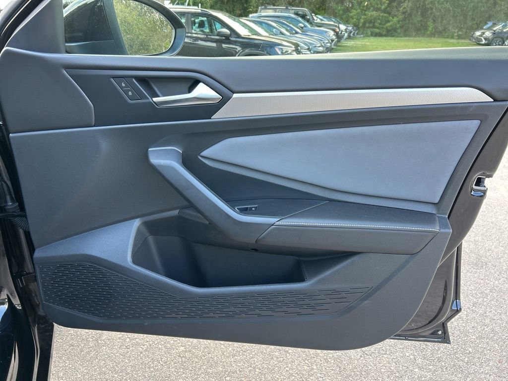 Used 2025 Volkswagen Jetta SE w/ Sunroof Package image 43