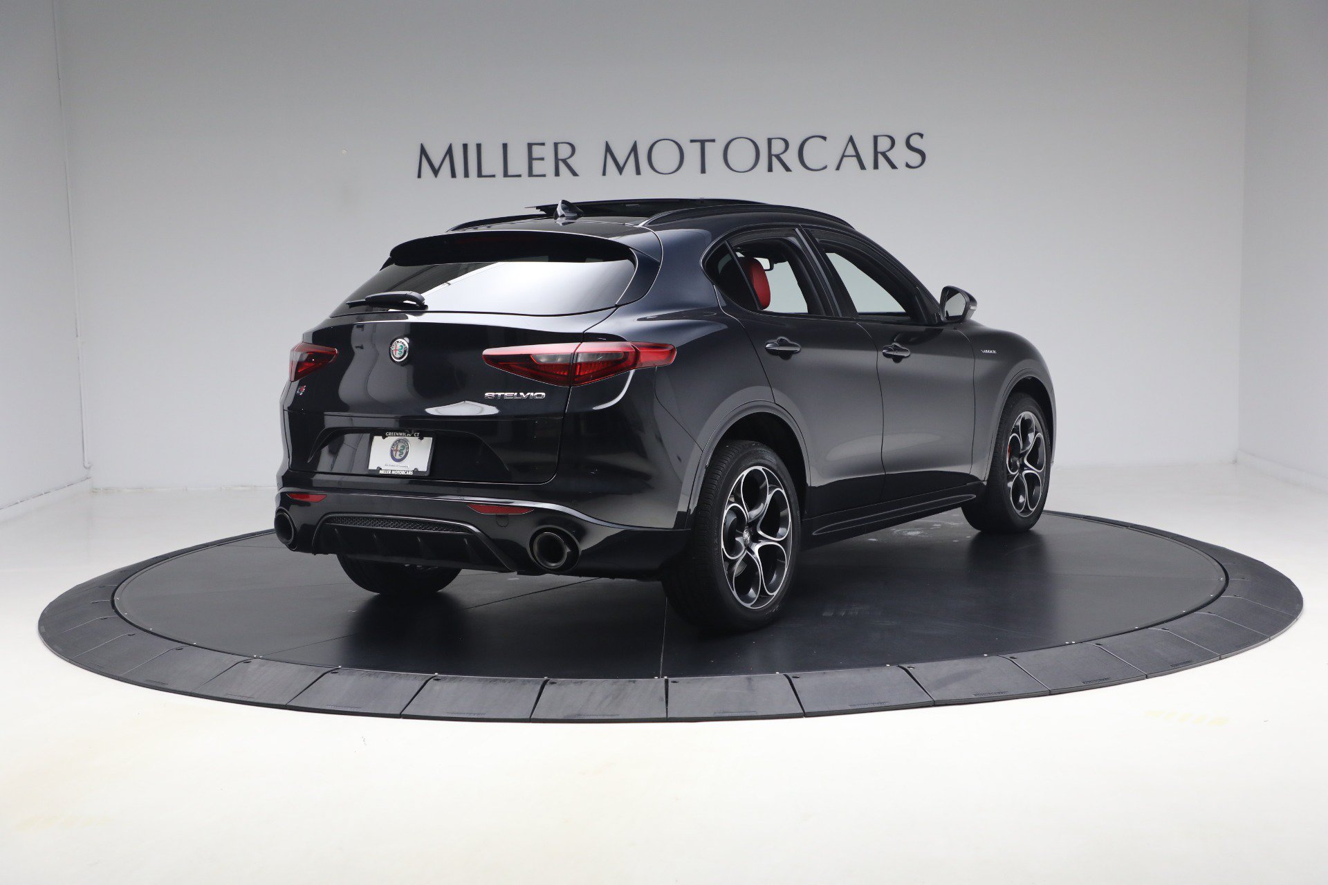 Used 2023 Alfa Romeo Stelvio Veloce AWD/4WD image 7