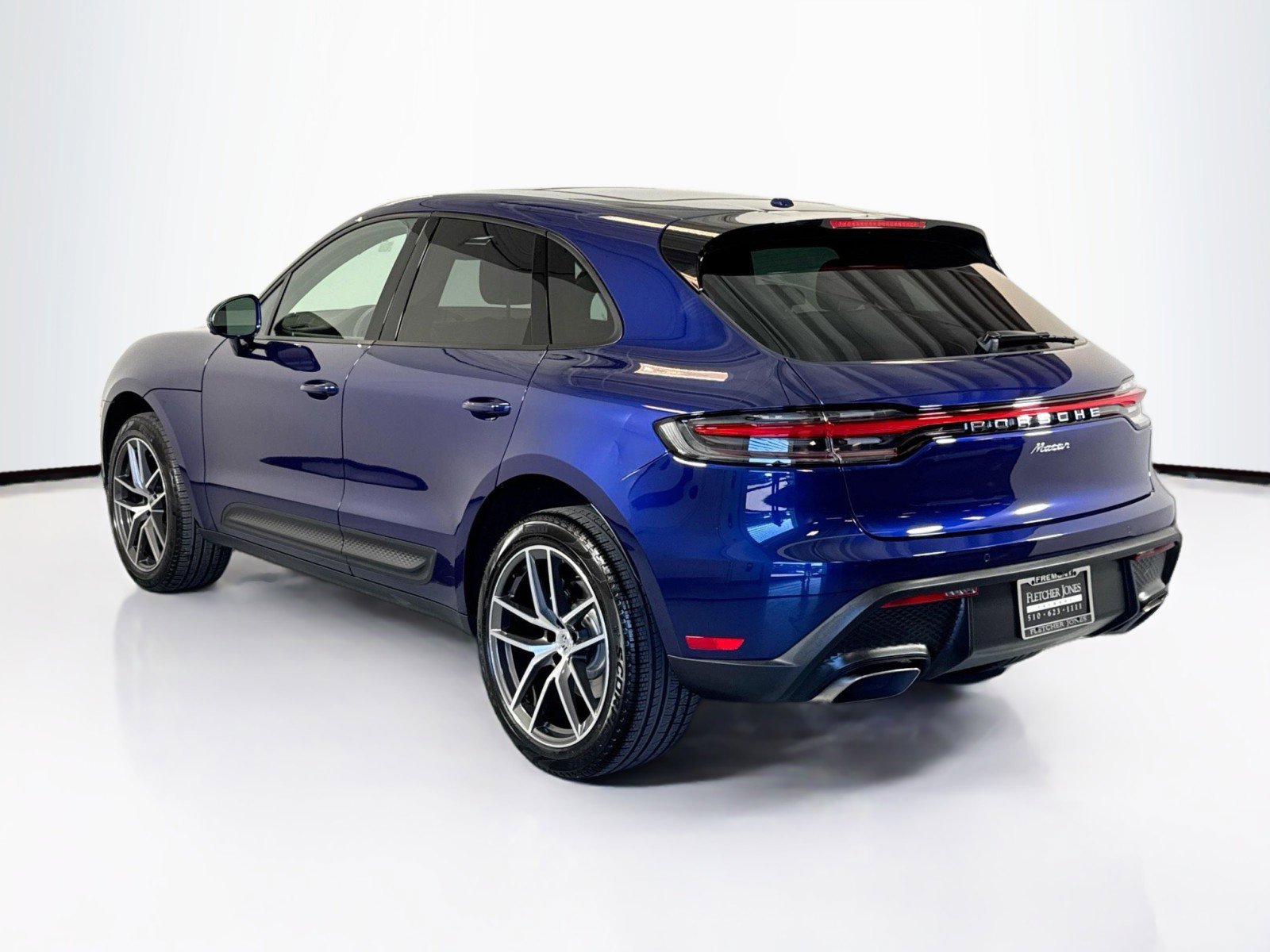 Certified 2025 Porsche Macan image 3
